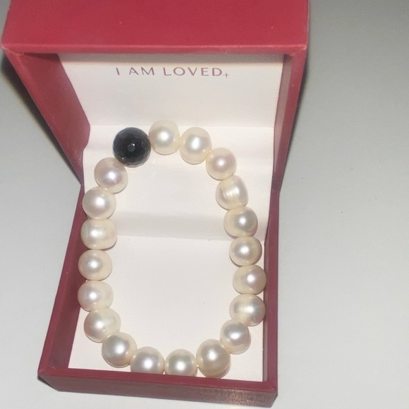 Freshwater Pearl bracelet with in black bead accent bead - Picture 1 of 3